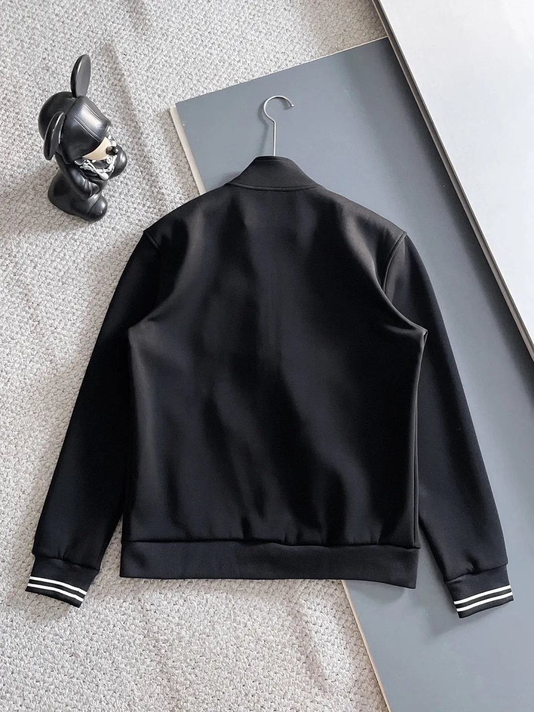🅿️720 LV hot-selling suit is coming. Focus on the original version of the official website. 2025 new hot-selling cardigan suit. The original order is the best. 🇭🇰The meticulous work of top designers. It has a fitting and perfect upper body effect. All-natural high-quality Tencel Roman cotton 100%, close-fitting comfort, noble and elegant! Original hardware embodies elegance and nobility! Counter size: M-3XL (maximum wear up to 190 pounds)